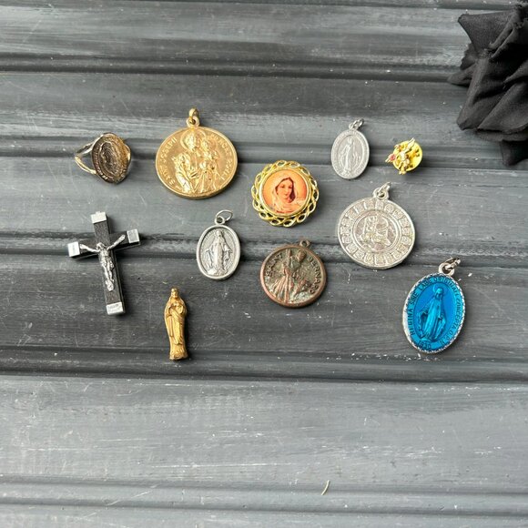 Religious Jewelry Lot - Picture 5 of 9